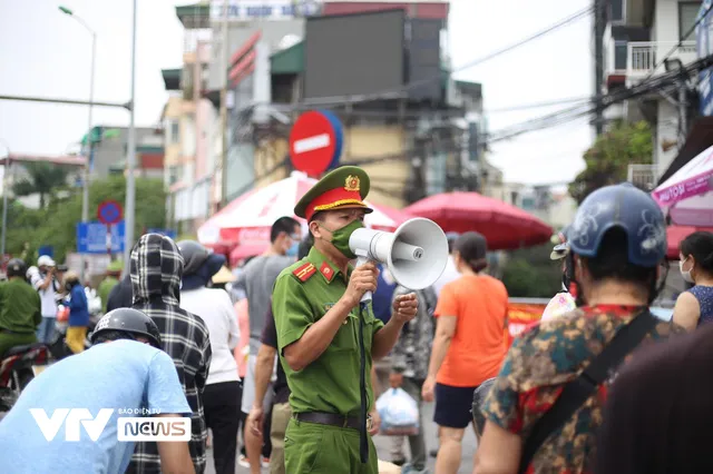 Hàng trăm người dân xếp hàng gửi đồ tiếp tế vào khu vực phong tỏa phường Chương Dương - Ảnh 2.