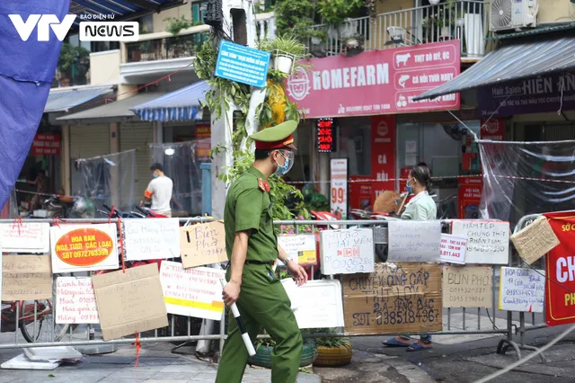 Đi chợ thời giãn cách: Đứng ở rào chắn, alo là có hàng - Ảnh 7. Đi chợ thời giãn cách: Đứng ở rào chắn, alo là có hàng - Ảnh 7.
