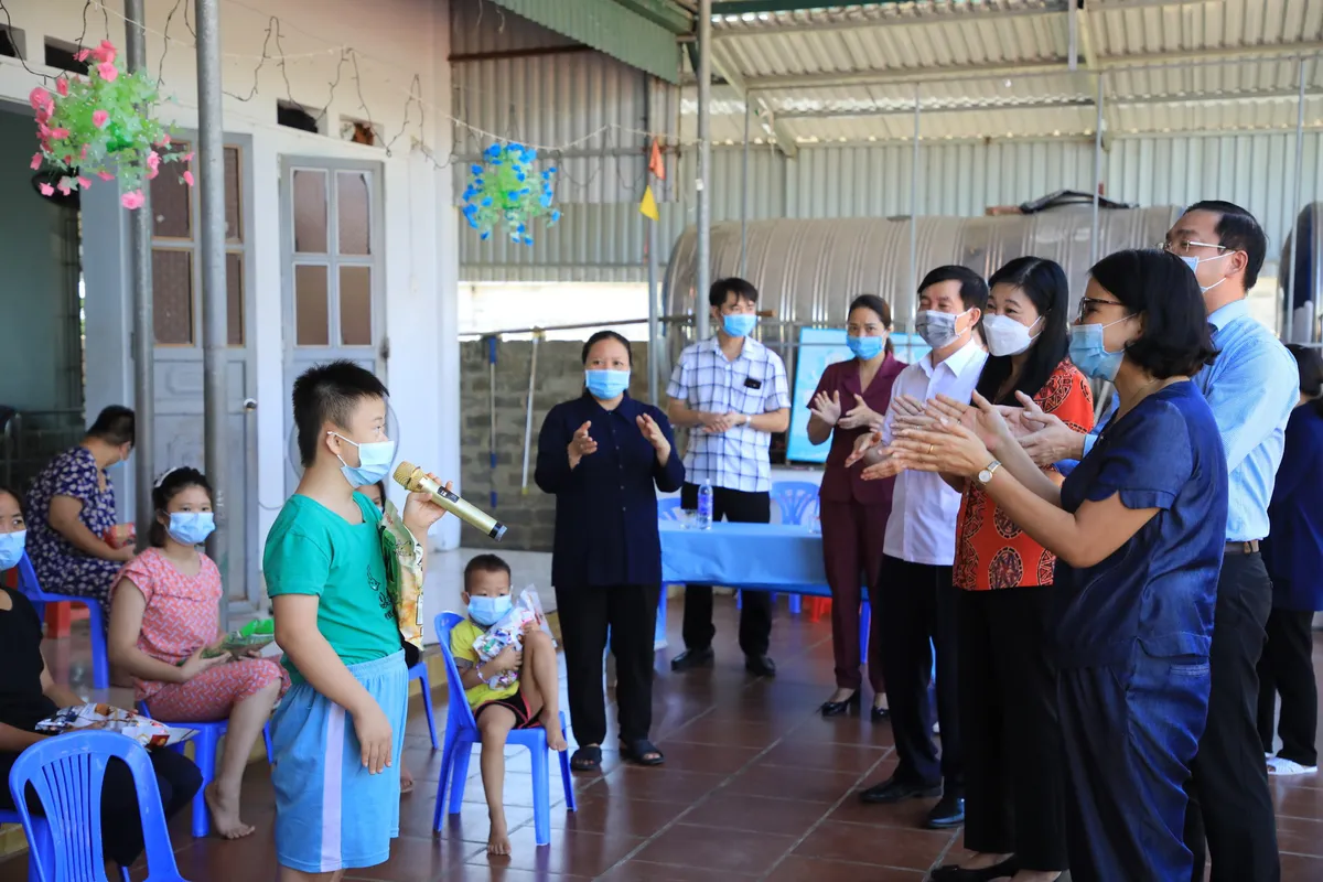 Tặng quà Mái ấm Thánh tâm chăm sóc trẻ mồ côi, khuyết tật, người già neo đơn - Ảnh 2.