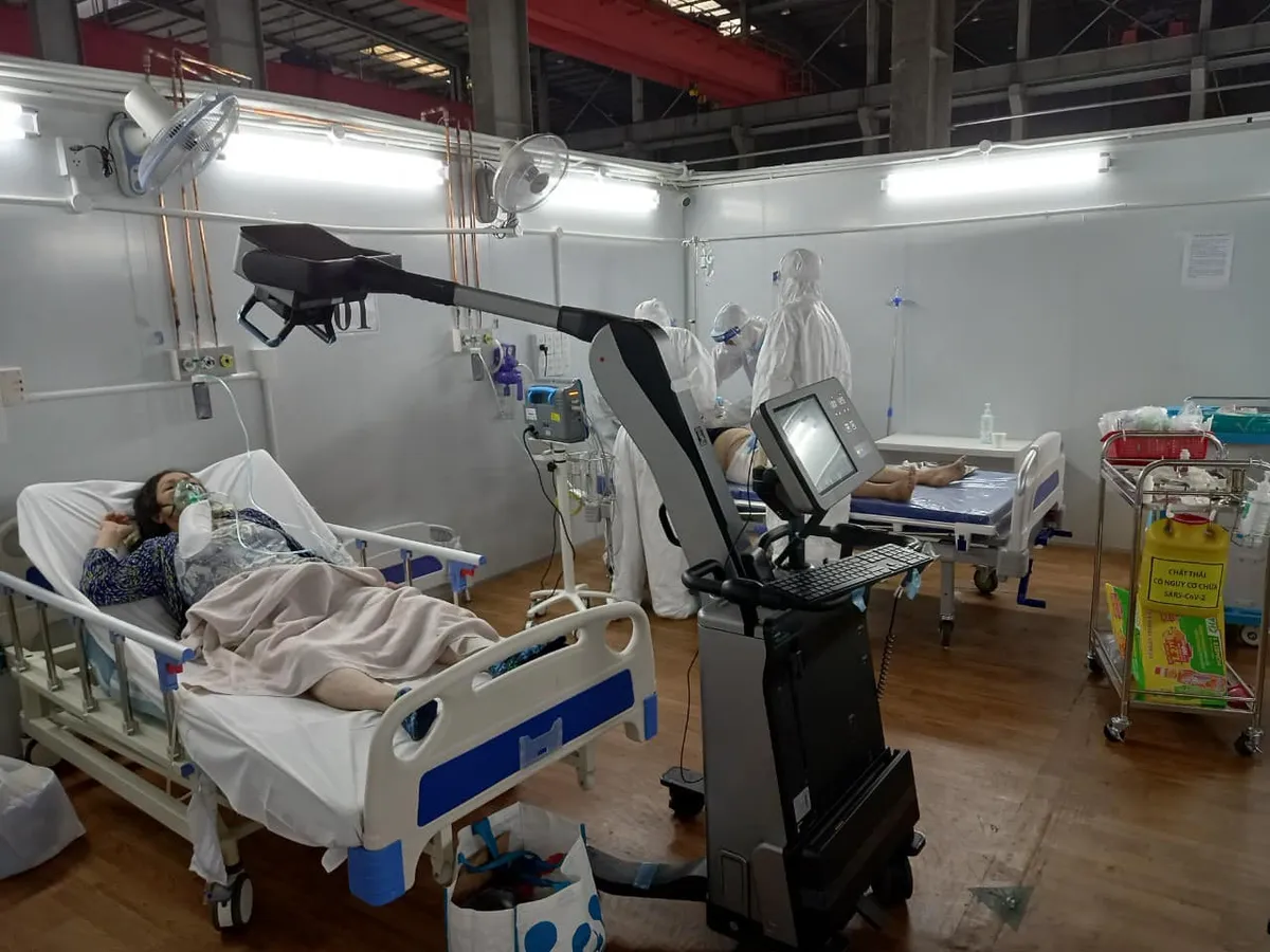 Dốc cả tâm lực điều trị bệnh nhân nặng ở Trung tâm Hồi sức tích cực COVID-19 Bệnh viện Bạch Mai - Ảnh 2. Dốc cả tâm lực điều trị bệnh nhân nặng ở Trung tâm Hồi sức tích cực COVID-19 Bệnh viện Bạch Mai - Ảnh 2.