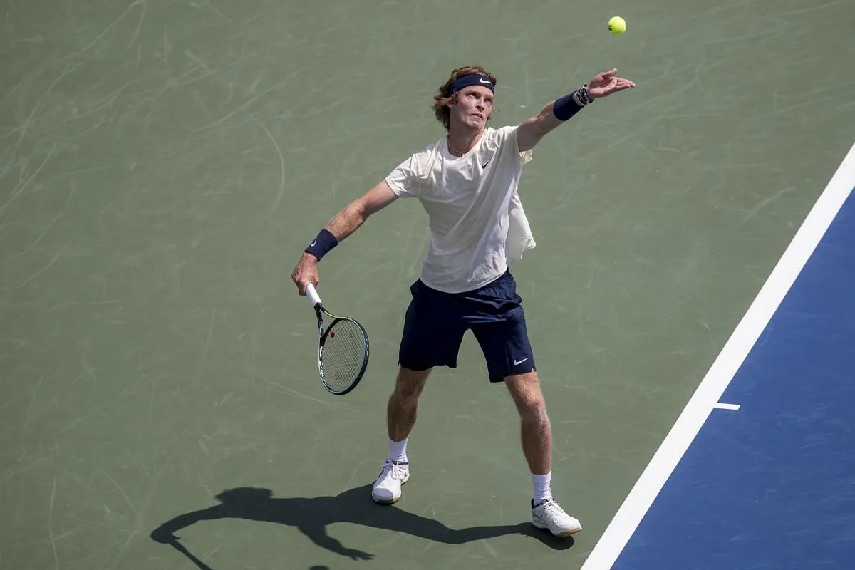 Lần đầu đánh bại Medvedev, Andrey Rublev vào chung kết Cincinnati mở rộng - Ảnh 2. Lần đầu đánh bại Medvedev, Andrey Rublev vào chung kết Cincinnati mở rộng - Ảnh 2.