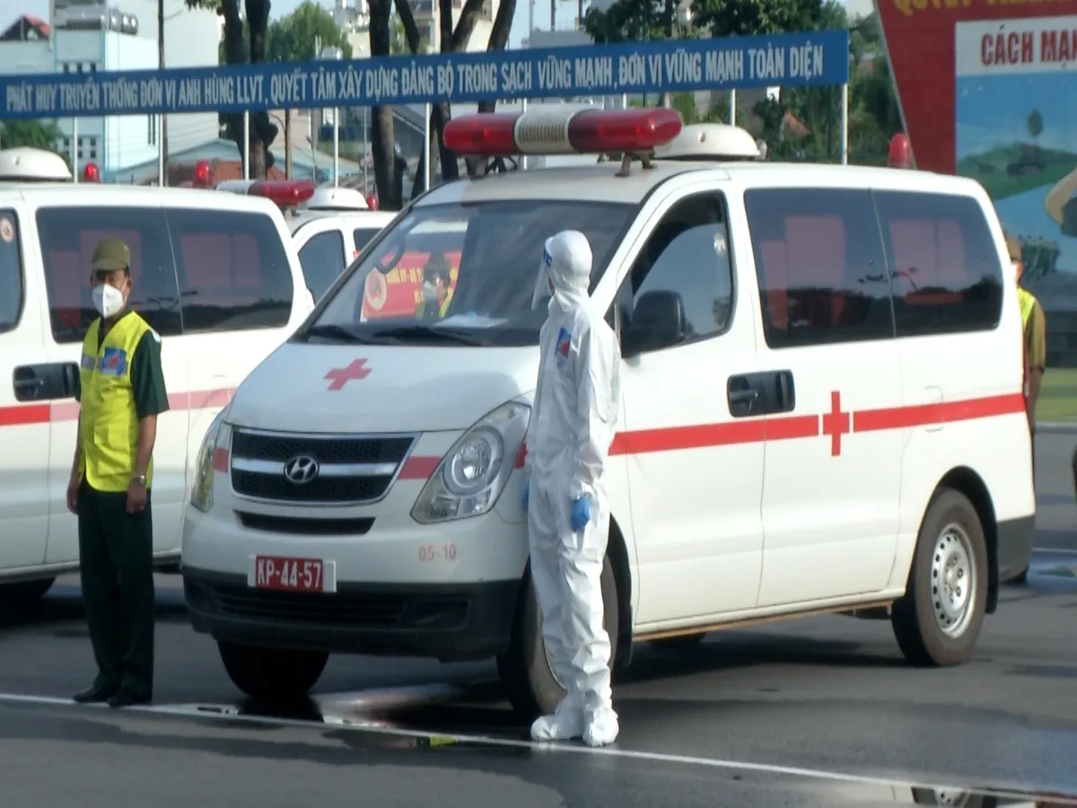 Bộ Quốc phòng bàn giao xe cứu thương cho TP Hồ Chí Minh - Ảnh 2.