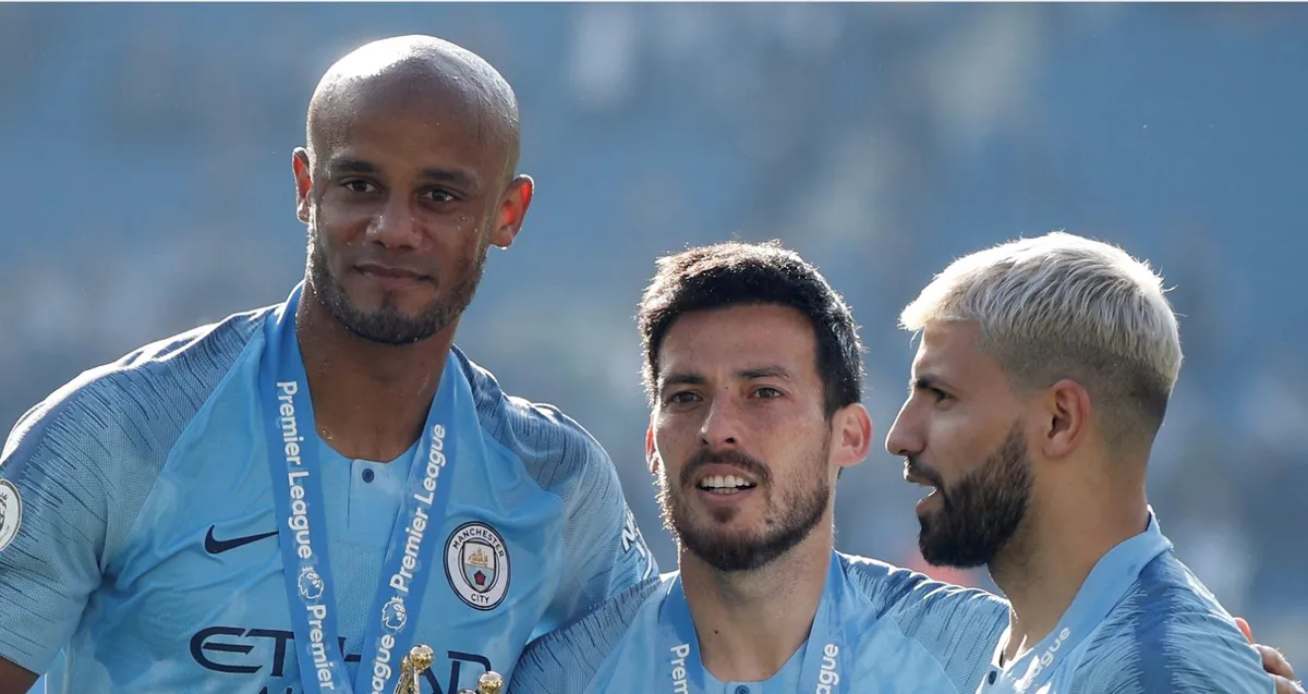 Manchester City sắp kh&aacute;nh th&agrave;nh những bức tượng của 2 huyền thoại - Ảnh 1.
