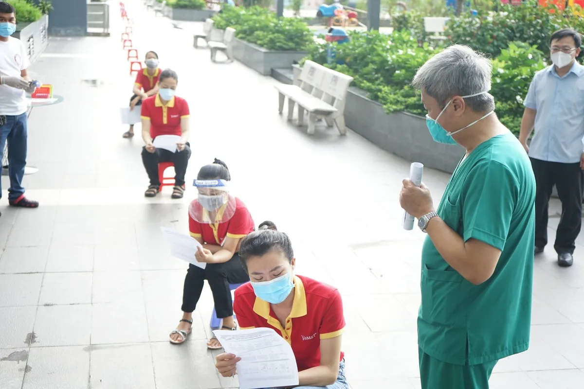 Thứ trưởng Nguyễn Trường Sơn hướng dẫn người dân tự làm xét nghiệm COVID-19 - Ảnh 1. Thứ trưởng Nguyễn Trường Sơn hướng dẫn người dân tự làm xét nghiệm COVID-19 - Ảnh 1.