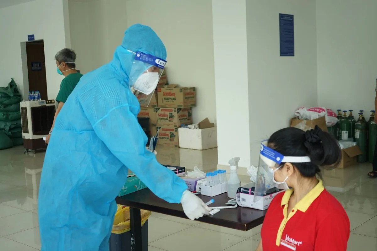 Thứ trưởng Nguyễn Trường Sơn hướng dẫn người dân tự làm xét nghiệm COVID-19 - Ảnh 2. Thứ trưởng Nguyễn Trường Sơn hướng dẫn người dân tự làm xét nghiệm COVID-19 - Ảnh 2.