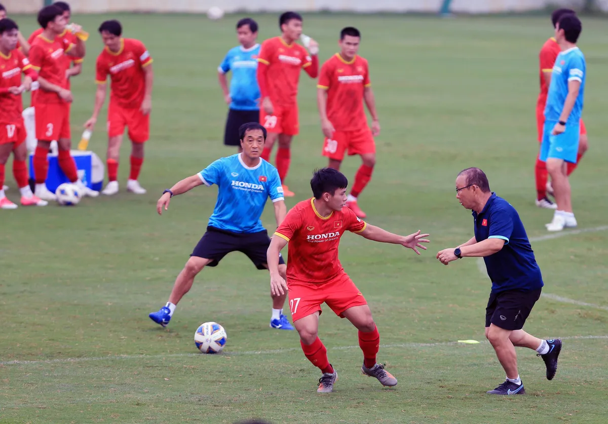 ĐT Việt Nam tiếp tục hoàn thiện lối chơi, tìm giải pháp cho đội hình tối ưu nhất - Ảnh 1. ĐT Việt Nam tiếp tục hoàn thiện lối chơi, tìm giải pháp cho đội hình tối ưu nhất - Ảnh 1.