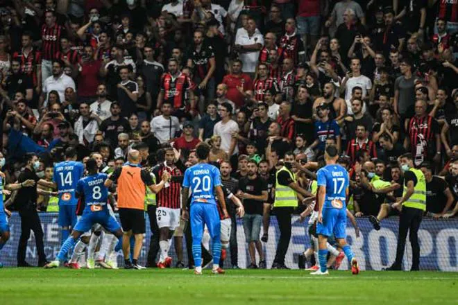 Hỗn loạn tại Ligue 1: CĐV tràn xuống sân đánh nhau với cầu thủ - Ảnh 15.