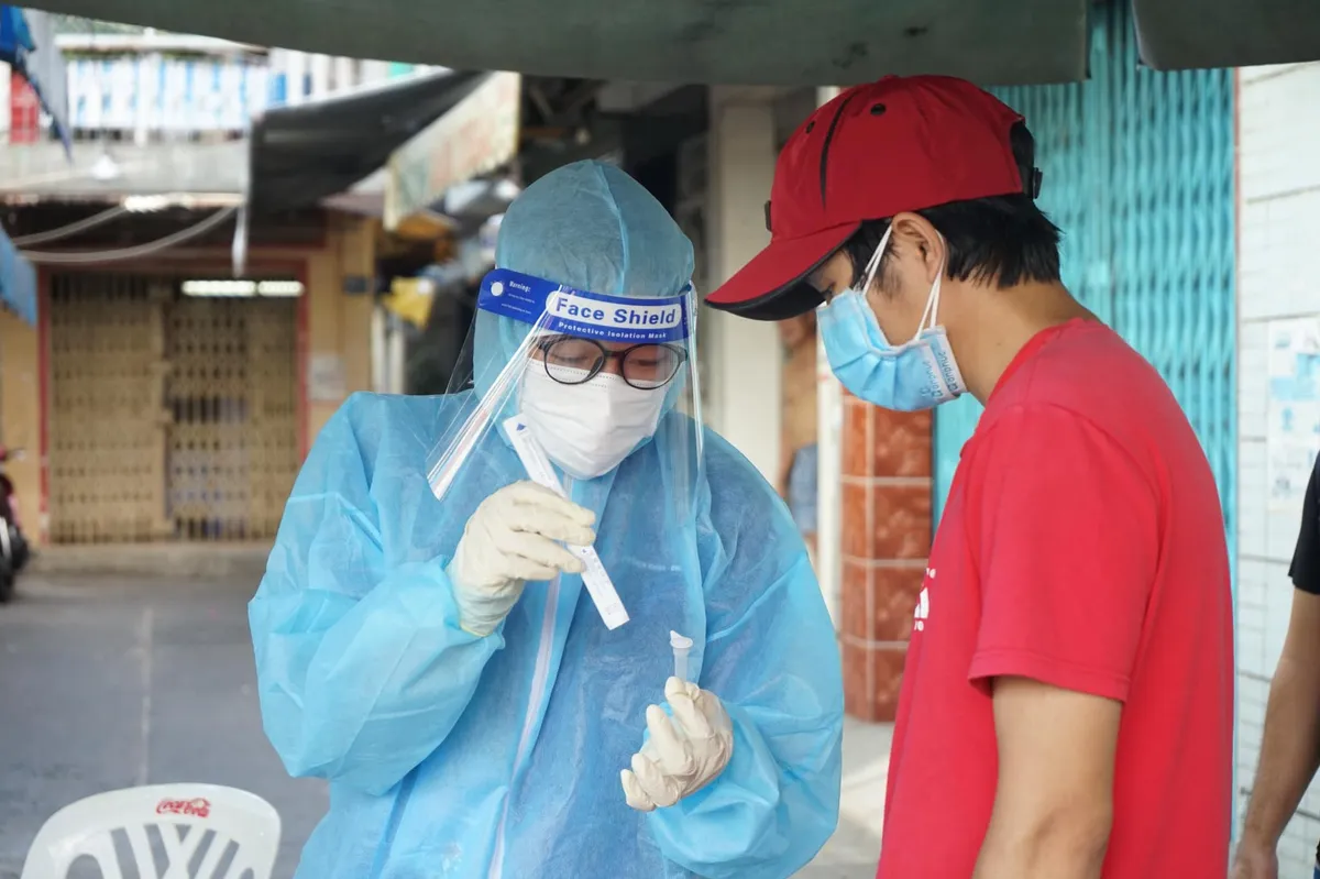 TP. Hồ Chí Minh hướng dẫn người dân tự test nhanh COVID-19 tại nhà - Ảnh 2. TP. Hồ Chí Minh hướng dẫn người dân tự test nhanh COVID-19 tại nhà - Ảnh 2.