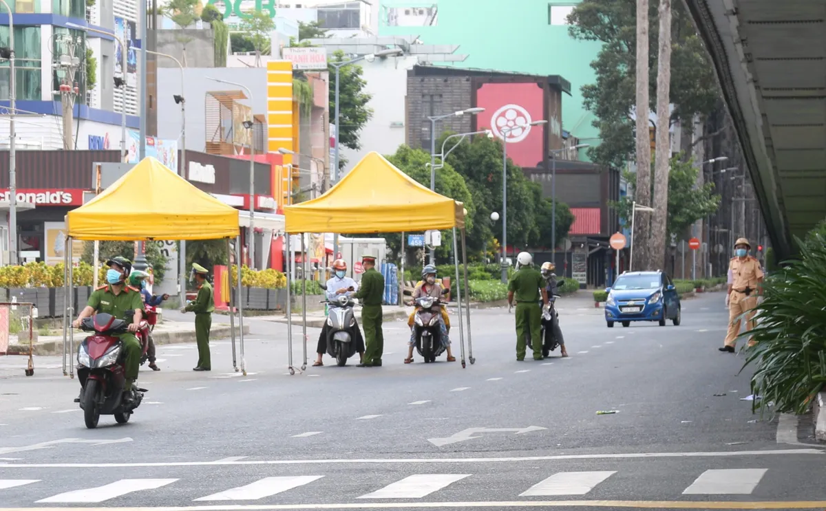 TP Hồ Chí Minh vắng bóng người ngày đầu siết chặt quy định ai ở đâu ở yên đó - Ảnh 11.