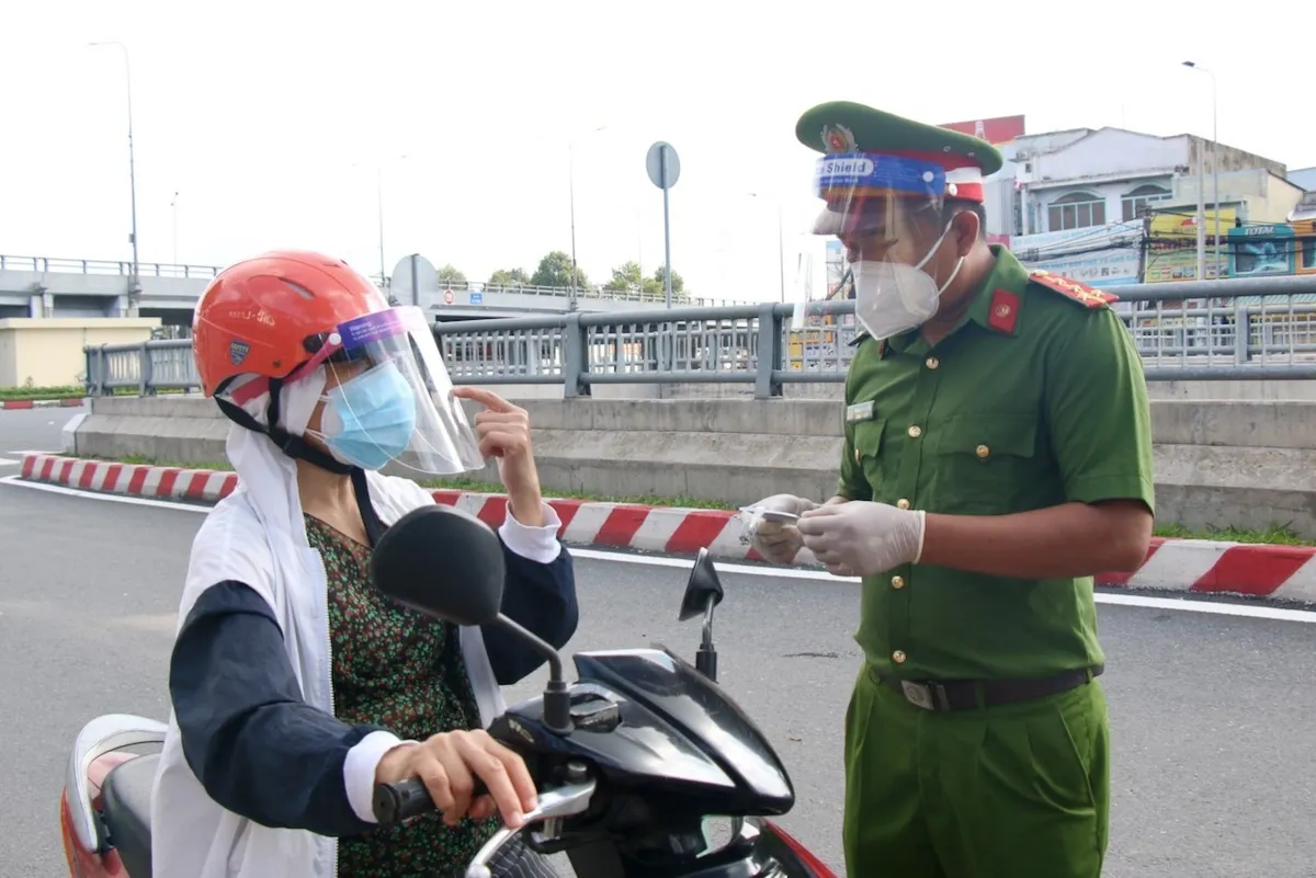 TP Hồ Chí Minh vắng bóng người ngày đầu siết chặt quy định ai ở đâu ở yên đó - Ảnh 9.