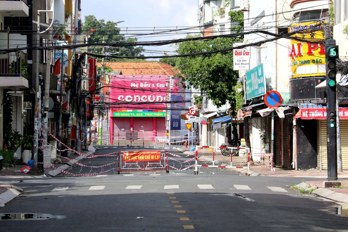 TP Hồ Chí Minh vắng bóng người ngày đầu siết chặt quy định ai ở đâu ở yên đó - Ảnh 22.