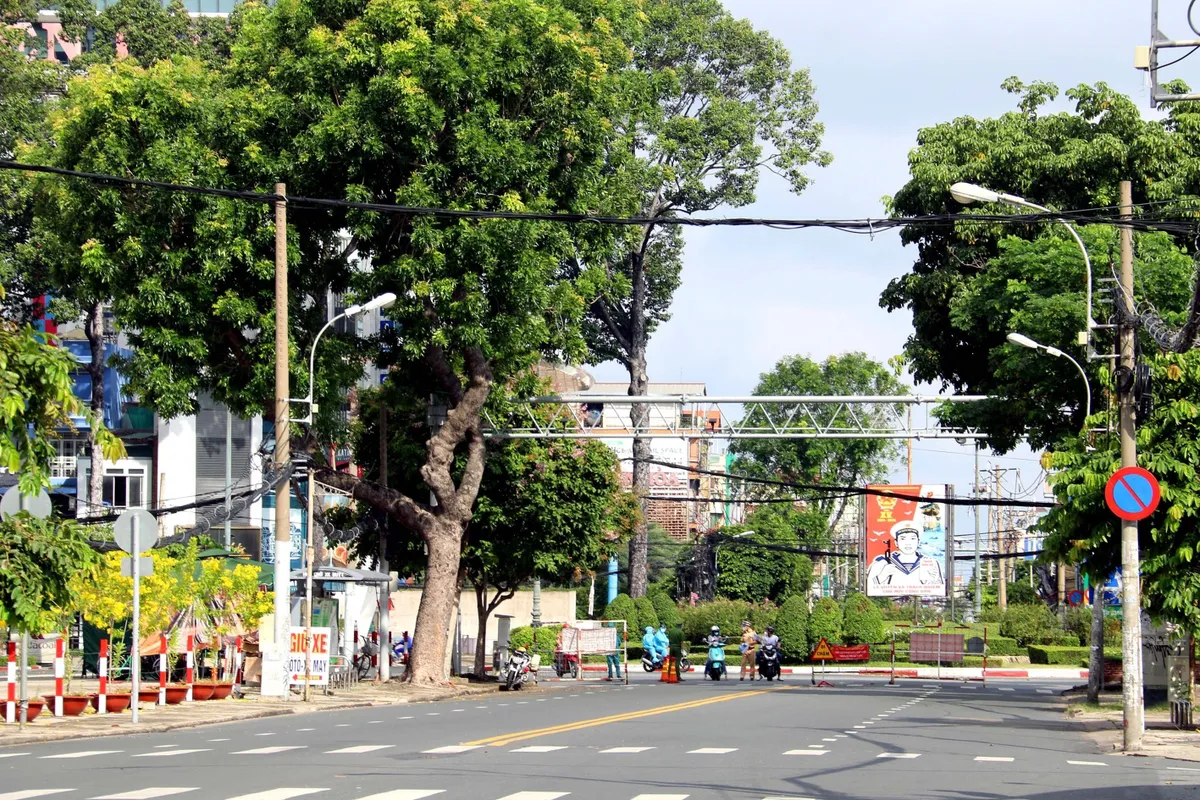 TP Hồ Chí Minh vắng bóng người ngày đầu siết chặt quy định ai ở đâu ở yên đó - Ảnh 23.