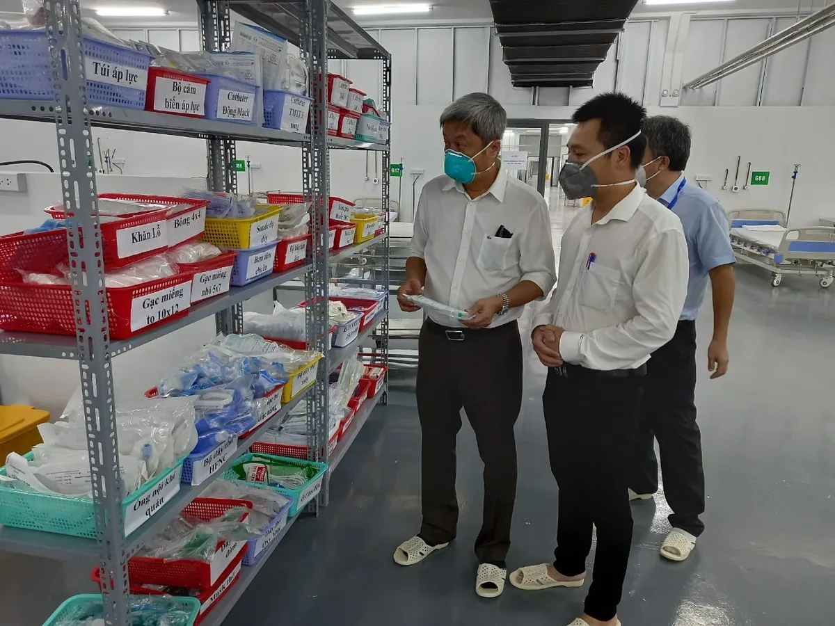 Bệnh viện Trung ương Huế đưa robot vào điều trị bệnh nhân COVID-19 ở Trung tâm Hồi sức tích cực tại TP. Hồ Chí Minh - Ảnh 2. Bệnh viện Trung ương Huế đưa robot vào điều trị bệnh nhân COVID-19 ở Trung tâm Hồi sức tích cực tại TP. Hồ Chí Minh - Ảnh 2.
