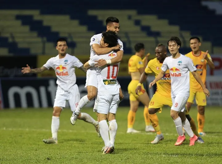 Những điều dang dở khi V.League 2021 bị hủy - Ảnh 1. Những điều dang dở khi V.League 2021 bị hủy - Ảnh 1.