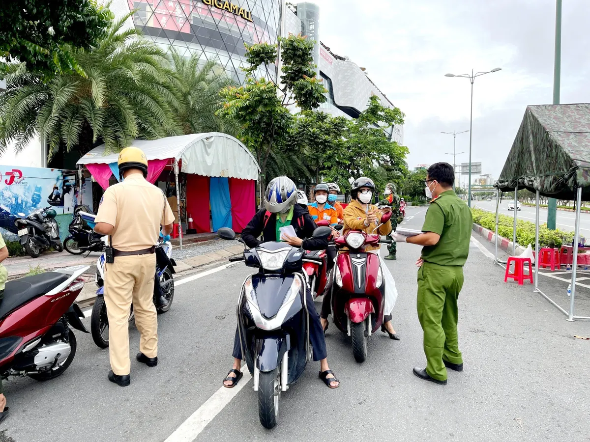 TP Hồ Chí Minh bắt đầu kiểm tra mẫu giấy đi đường mới - Ảnh 1.