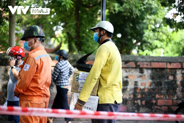 Hàng trăm lượt tiếp tế nhu yếu phẩm cho 2 phường cách ly Văn Miếu, Văn Chương - Ảnh 2.