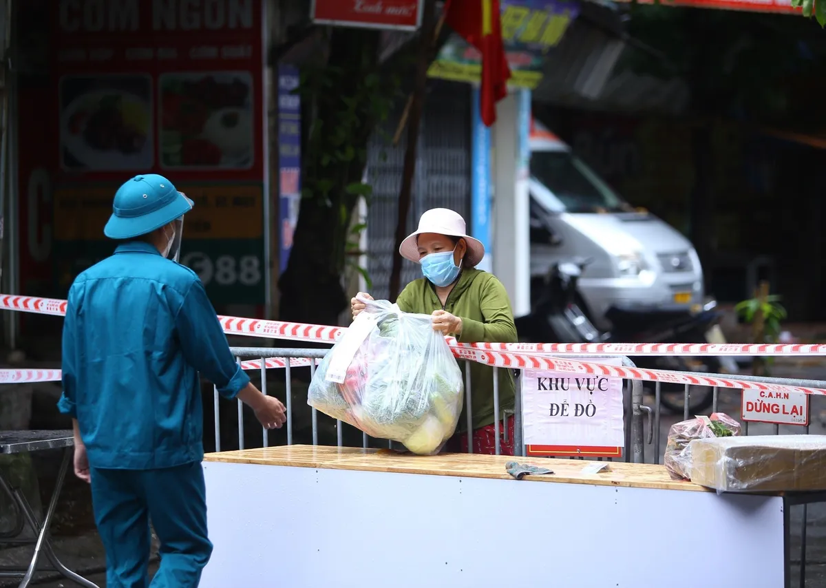 Mở rộng phong tỏa, xét nghiệm COVID-19 cho hàng trăm người dân ở phường Giáp Bát - Ảnh 2.