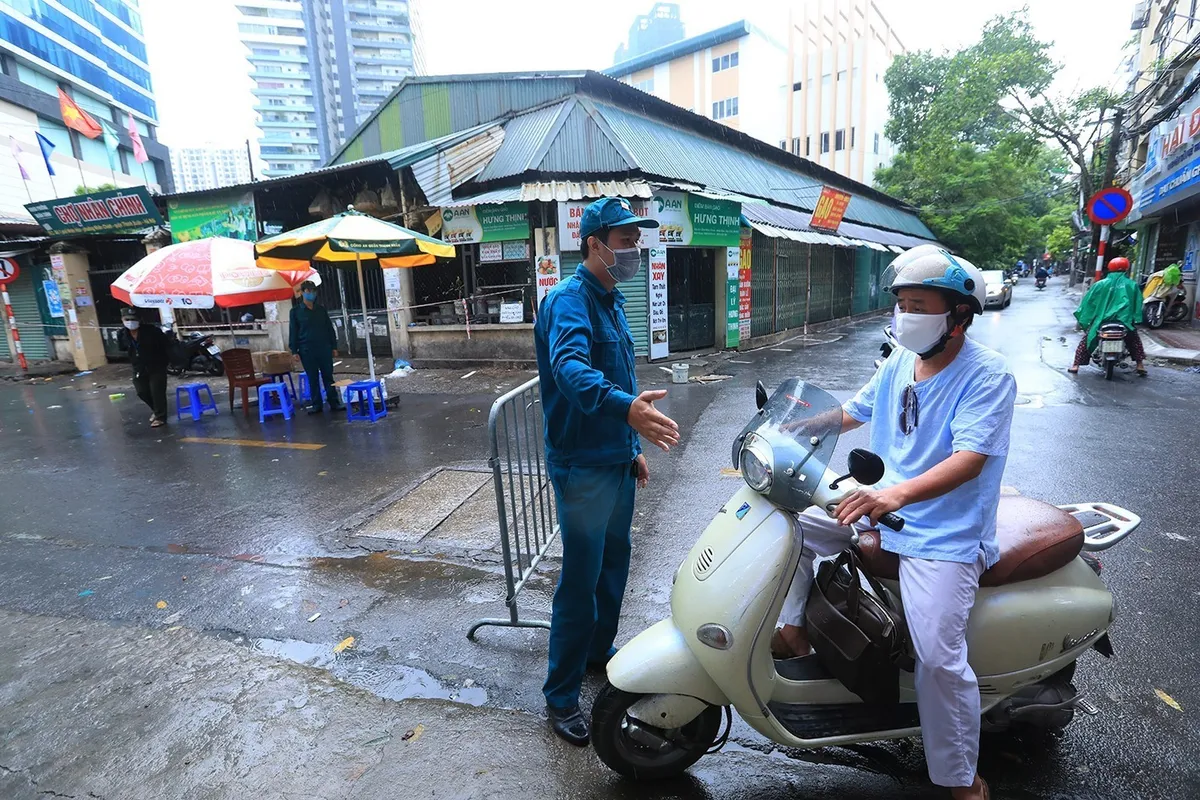 Hà Nội: Quận Thanh Xuân tạm dừng hoạt động chợ Nhân Chính - Ảnh 7.