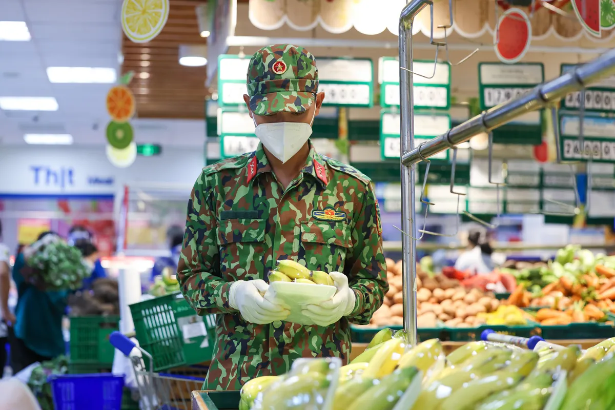 Bộ đội “đi chợ hộ” người dân ở tâm dịch TP Hồ Chí Minh: Người nhễ nhại mồ hôi, người tỉ mỉ check hàng - Ảnh 10.