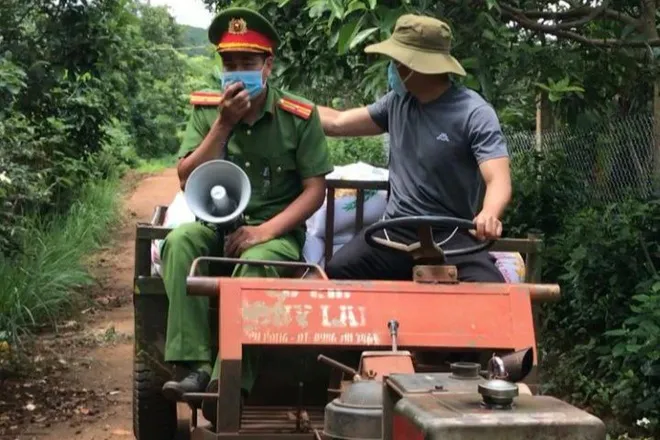 Nam thanh niên vượt suối, băng rẫy vào khu phong tỏa thăm người yêu - Ảnh 1.