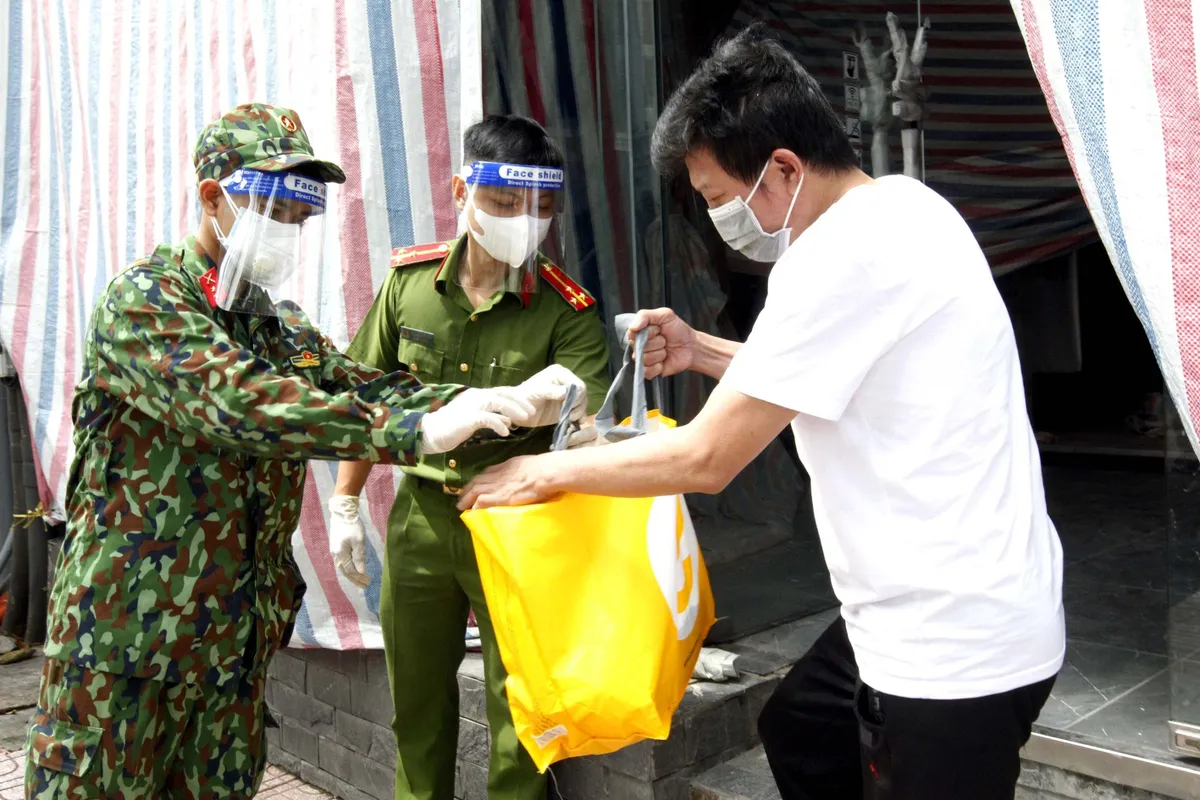 Bộ đội “đi chợ hộ” người dân ở tâm dịch TP Hồ Chí Minh: Người nhễ nhại mồ hôi, người tỉ mỉ check hàng - Ảnh 19.