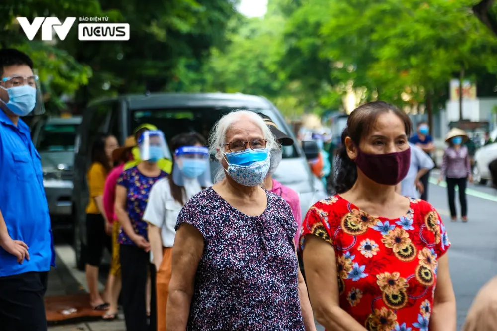 Xét nghiệm cho hàng nghìn người dân sống quanh khu vực chợ Ngọc Hà vì liên quan ca mắc COVID-19 - Ảnh 9.