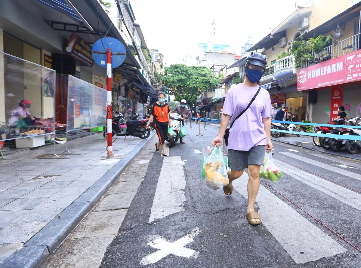 Chợ Hàng Bè nổi tiếng Hà Nội mở lại với diện mạo mới - Ảnh 9.