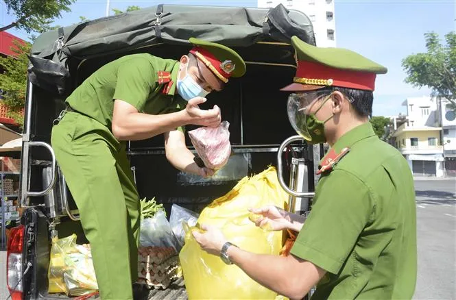 Công an Đà Nẵng bắt đầu cung ứng thực phẩm cho người dân - Ảnh 3.