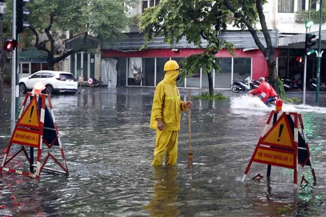 Hà Nội: Mưa lớn chiều tối 28/8 gây ngập úng một số tuyến phố - Ảnh 3.