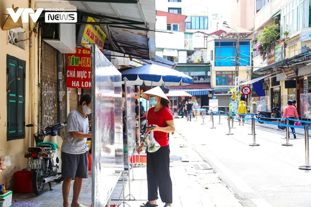 Chợ phố nổi tiếng ở H&agrave; Nội kho&aacute;c &aacute;o mới sau 10 ng&agrave;y tạm dừng ph&ograve;ng dịch - Ảnh 6.