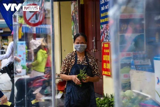 Chợ phố nổi tiếng ở H&agrave; Nội kho&aacute;c &aacute;o mới sau 10 ng&agrave;y tạm dừng ph&ograve;ng dịch - Ảnh 7.