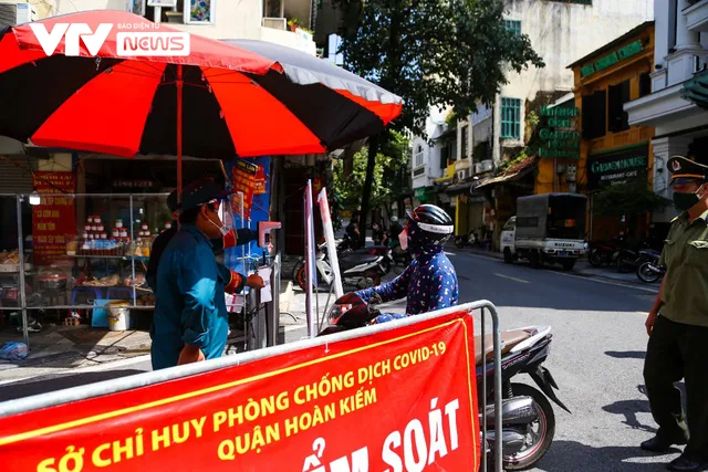 Chợ phố nổi tiếng ở H&agrave; Nội kho&aacute;c &aacute;o mới sau 10 ng&agrave;y tạm dừng ph&ograve;ng dịch - Ảnh 8.