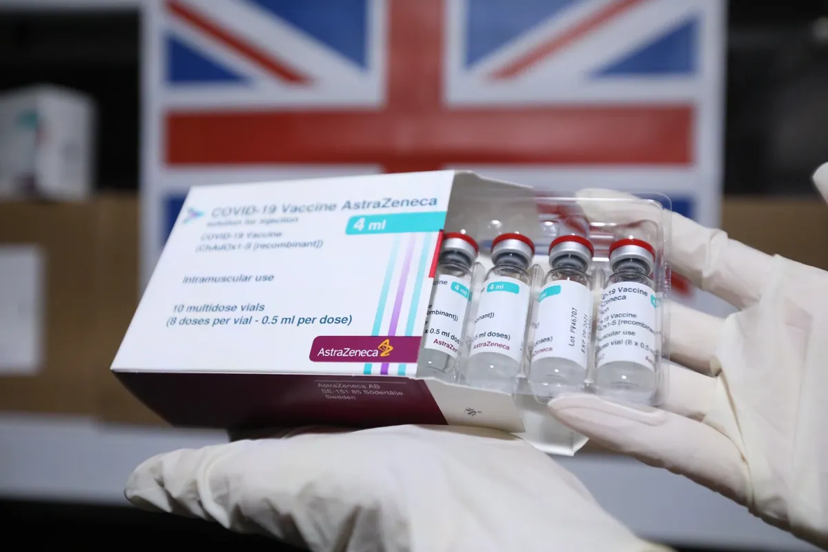 Việt Nam nhận 415.000 liều vaccine COVID-19 do Chính phủ Anh trao tặng - Ảnh 2. Việt Nam nhận 415.000 liều vaccine COVID-19 do Chính phủ Anh trao tặng - Ảnh 2.