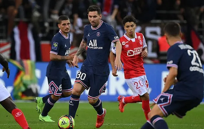 Messi thân thiện chụp ảnh cùng con trai của thủ môn đội bạn - Ảnh 4. Messi thân thiện chụp ảnh cùng con trai của thủ môn đội bạn - Ảnh 4.
