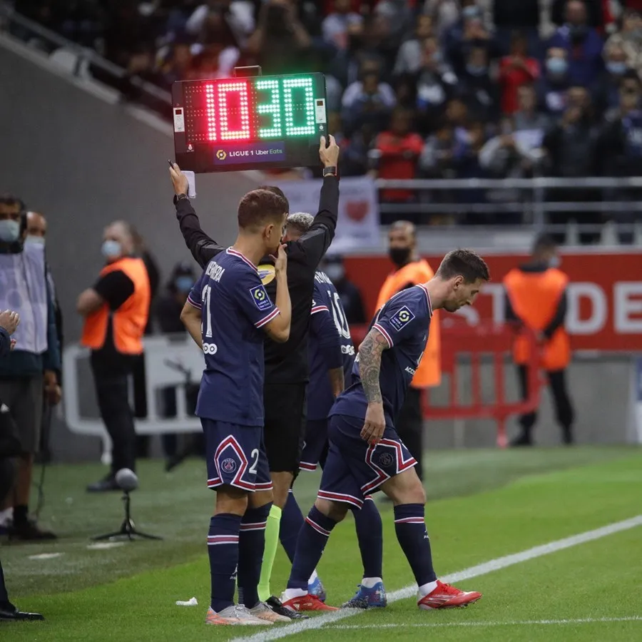 Messi thân thiện chụp ảnh cùng con trai của thủ môn đội bạn - Ảnh 3. Messi thân thiện chụp ảnh cùng con trai của thủ môn đội bạn - Ảnh 3.
