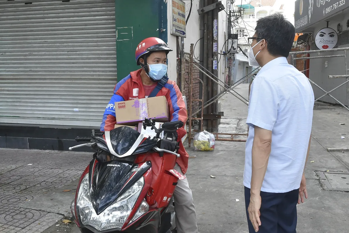 Phó Thủ tướng Vũ Đức Đam gặp gỡ, động viên shipper, người dân TP Hồ Chí Minh - Ảnh 5.