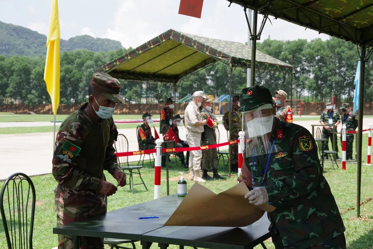 Army Games 2021: Các “Xạ thủ bắn tỉa” hoàn thành thử thách bắn đêm, kết thúc ngày thi đấu đầu tiên - Ảnh 7.