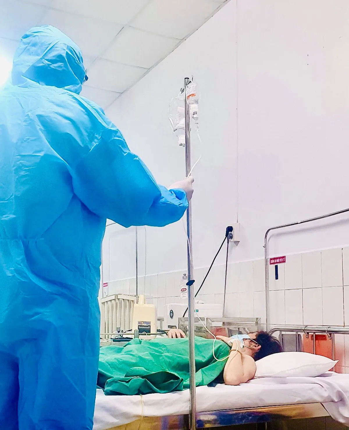 Thêm một sản phụ mắc COVID-19 vượt cạn mẹ tròn con vuông - Ảnh 1. Thêm một sản phụ mắc COVID-19 vượt cạn mẹ tròn con vuông - Ảnh 1.