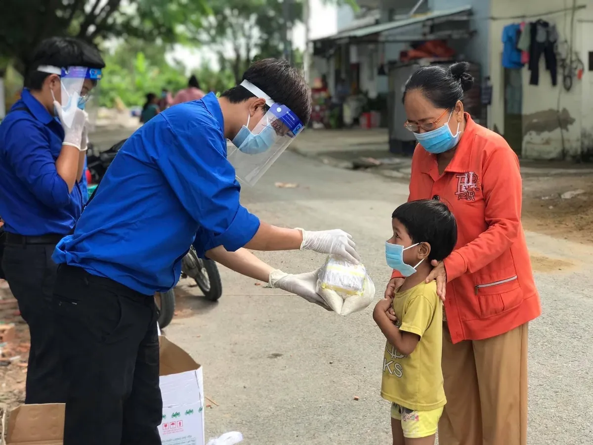 Sức trẻ tình nguyện nơi tâm dịch TP Hồ Chí Minh - Ảnh 1.