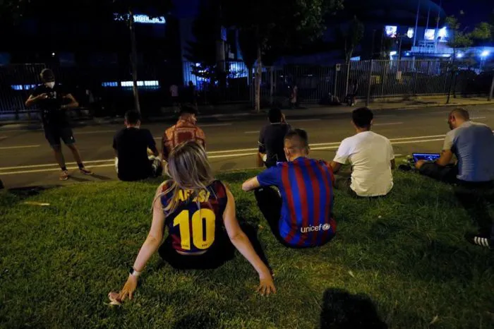CĐV Barcelona bật khóc khi Messi rời CLB - Ảnh 1. CĐV Barcelona bật khóc khi Messi rời CLB - Ảnh 1.