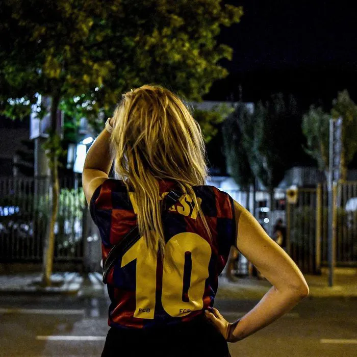 CĐV Barcelona bật khóc khi Messi rời CLB - Ảnh 6. CĐV Barcelona bật khóc khi Messi rời CLB - Ảnh 6.