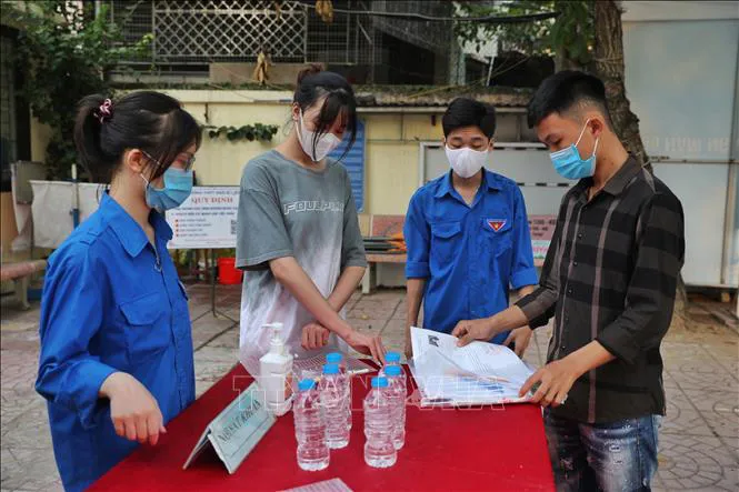 Ngày đầu thi tốt nghiệp THPT năm 2021 đợt 2 an toàn, nghiêm túc, đúng quy chế - Ảnh 1.