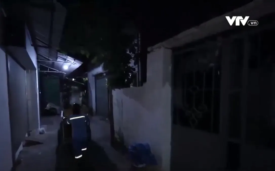 Nỗi sợ của công nhân môi trường khi thu gom rác ca đêm - Ảnh 1.