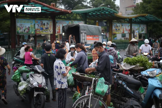 Hà Nội: Bất chấp giãn cách, tiểu thương bán hàng tràn lan ra đường - Ảnh 2.