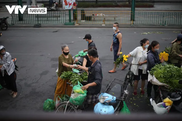 Hà Nội: Bất chấp giãn cách, tiểu thương bán hàng tràn lan ra đường - Ảnh 5.