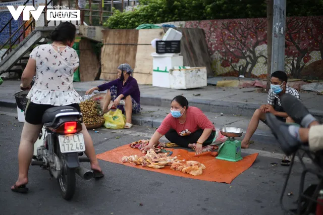 Hà Nội: Bất chấp giãn cách, tiểu thương bán hàng tràn lan ra đường - Ảnh 7.