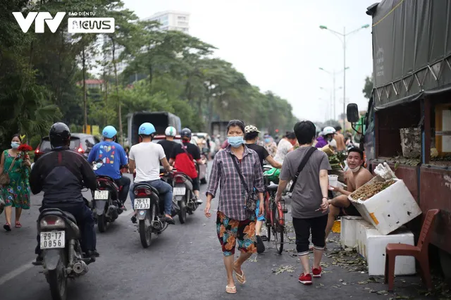 Hà Nội: Bất chấp giãn cách, tiểu thương bán hàng tràn lan ra đường - Ảnh 8.