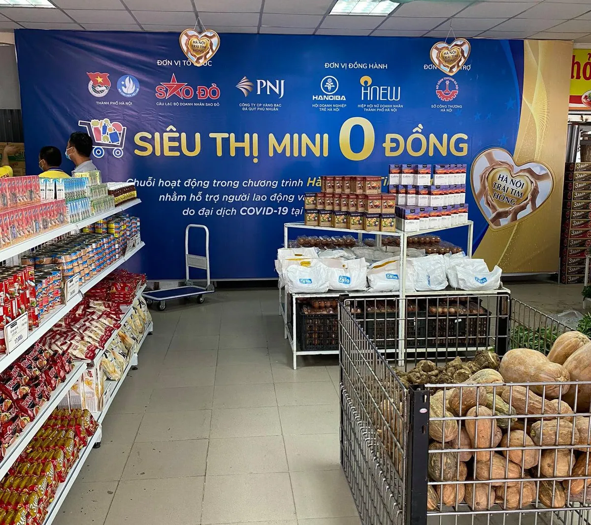 Quận Tây Hồ triển khai Siêu thị mini 0 đồng cho người lao động bị ảnh hưởng bởi COVID-19 - Ảnh 1.