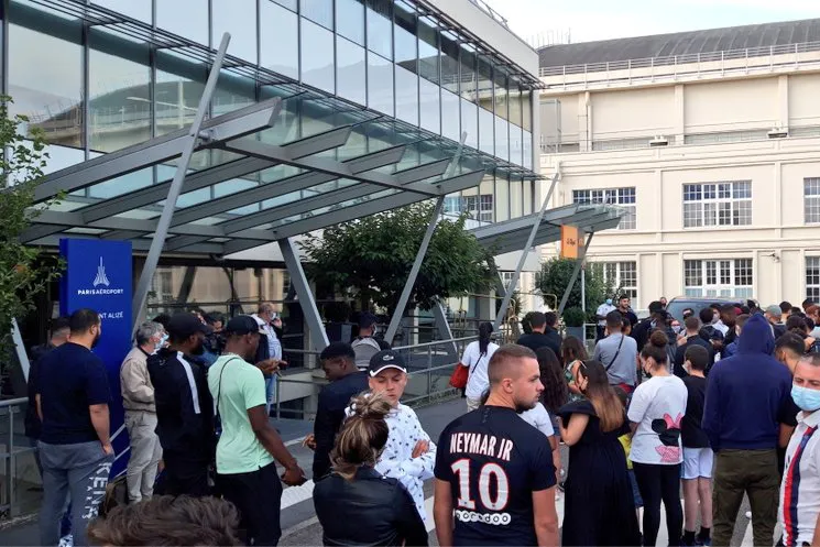 CĐV vây kín sân bay Paris vì Messi - Ảnh 2. CĐV vây kín sân bay Paris vì Messi - Ảnh 2.