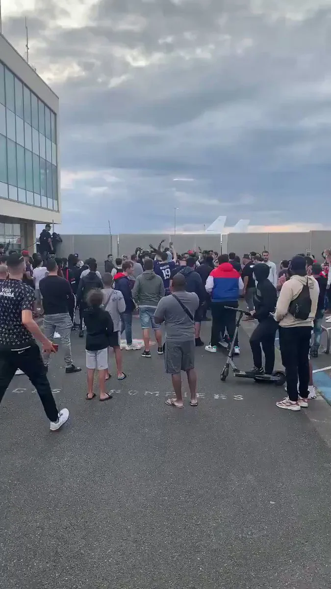 CĐV vây kín sân bay Paris vì Messi - Ảnh 1. CĐV vây kín sân bay Paris vì Messi - Ảnh 1.